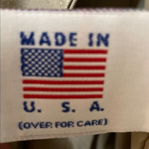 Classic Tan Belted Trench Coat. L - Picture 4 of 4